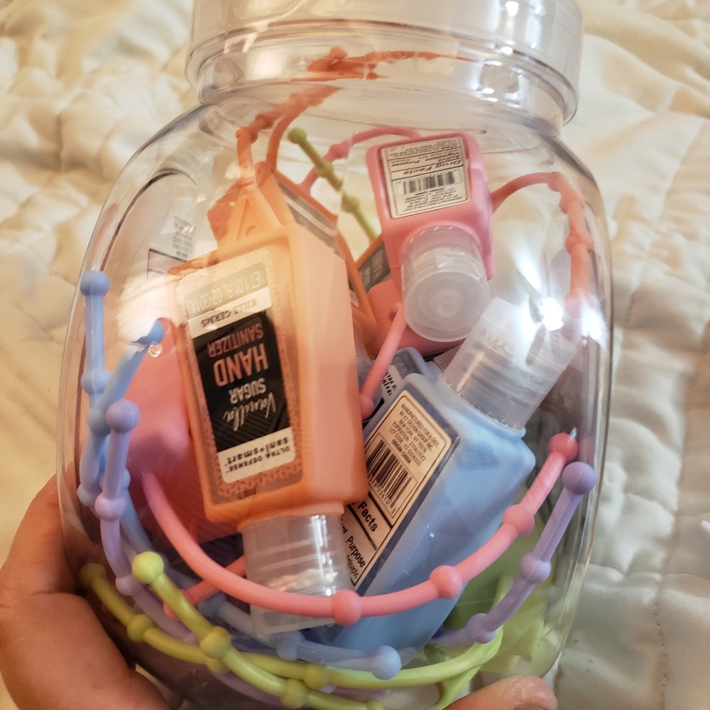 💐🌸💮Bucket full of delicious👃Scented✋hand sanitizers w/SiliconWraps